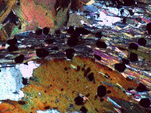 How Does an Isotropic Mineral Appear in a Microscope3